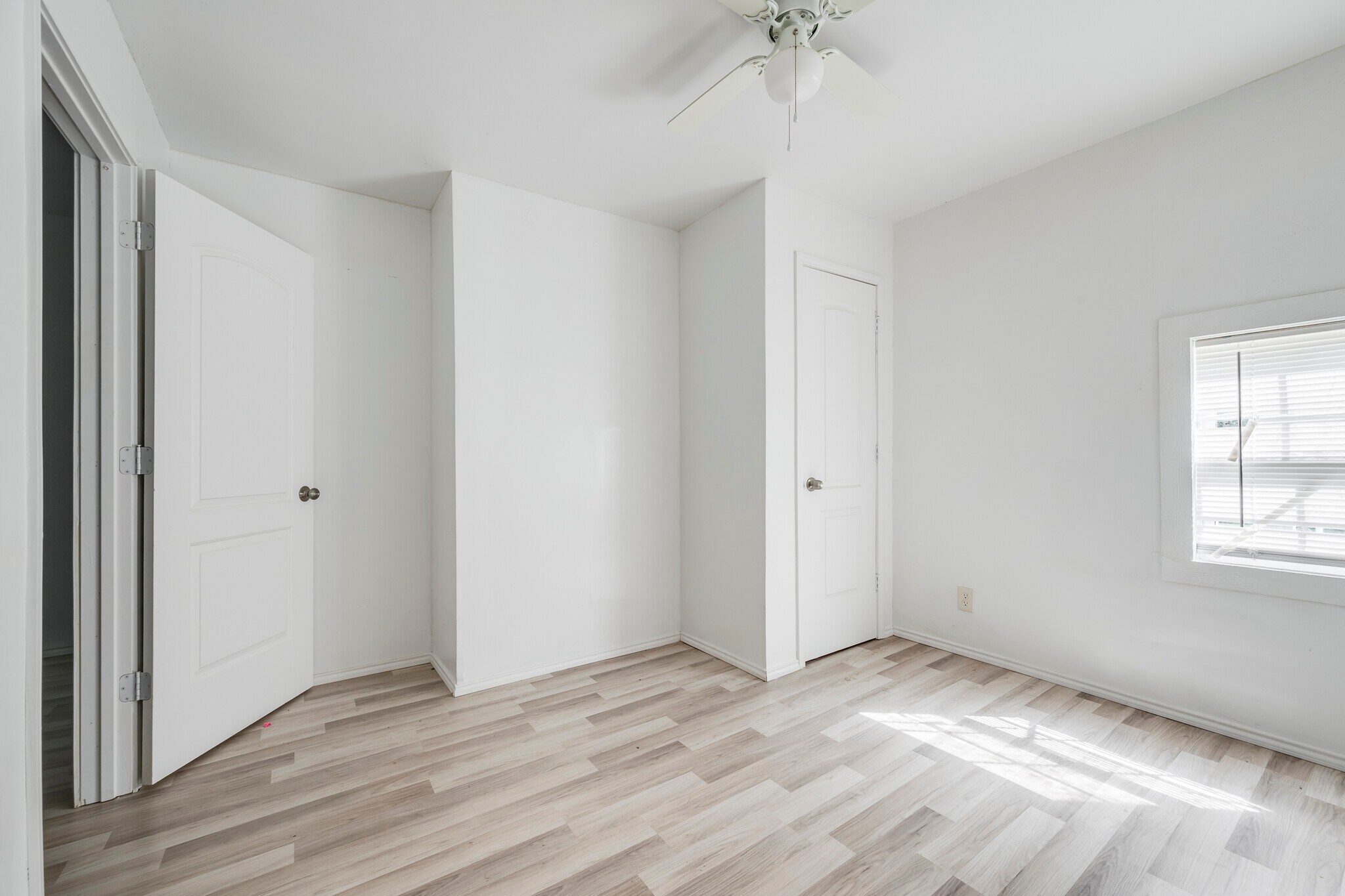 Building Photo - 725 E Morton St