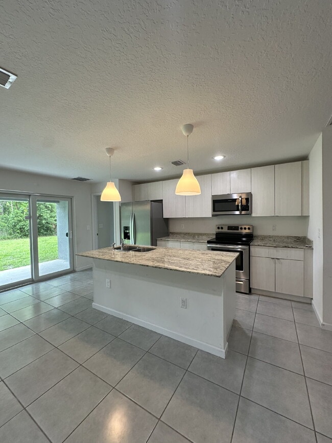 Building Photo - Charming 4-Bedroom Home with Granite Count...