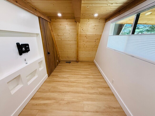 Building Photo - 3 bed 2 bath home for rent in South Lake Tahoe