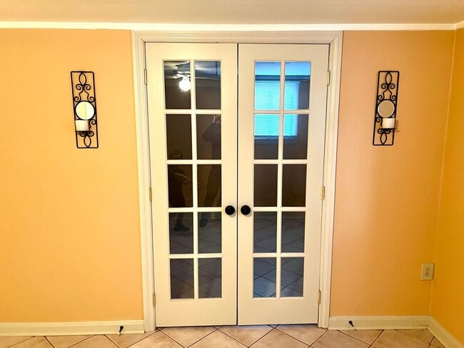 Building Photo - 676 N Davis St