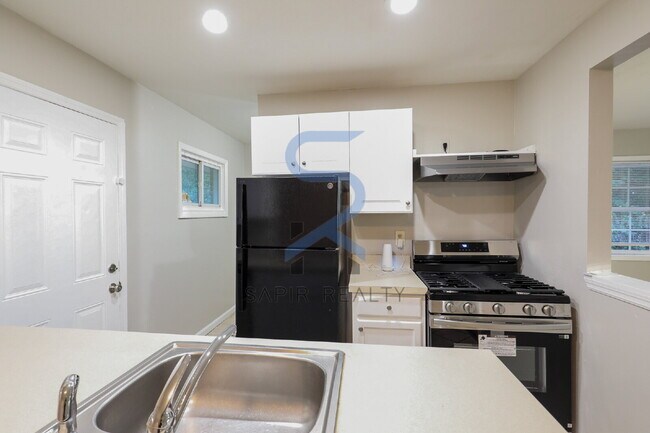 Building Photo - Move-In Special!  Move in on or before December 31st and receive a $500 discount on your first mo...