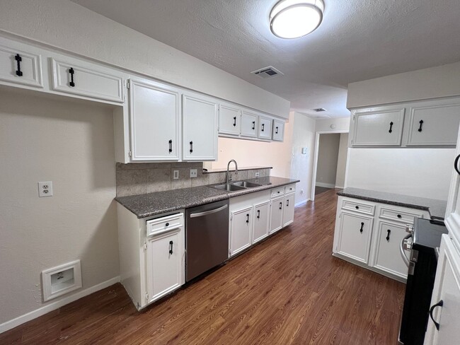 Building Photo - 4 Bedroom 2 Bathroom in Northwest Houston ...