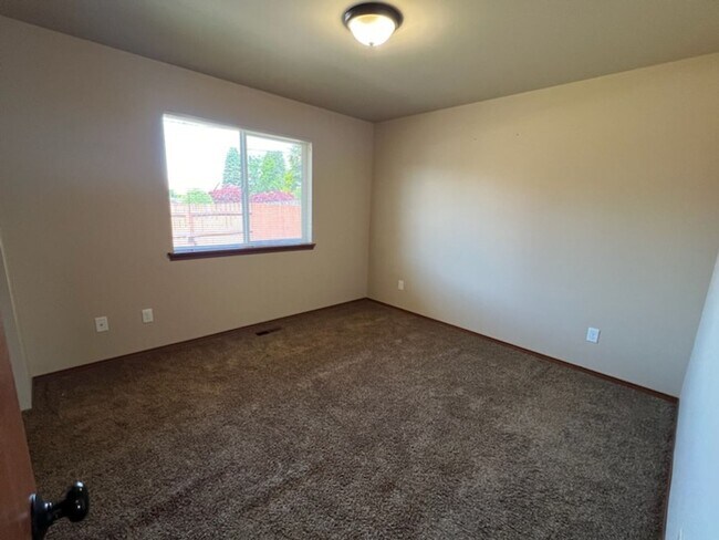 Building Photo - Beautiful 3 bed/2 bath home with garage, a/c and private covered patio!