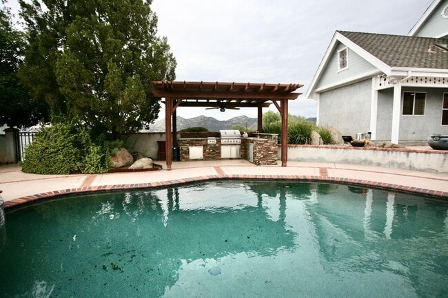 Building Photo - 4br 3-1/2ba Victorian in hills of Blossom Valley