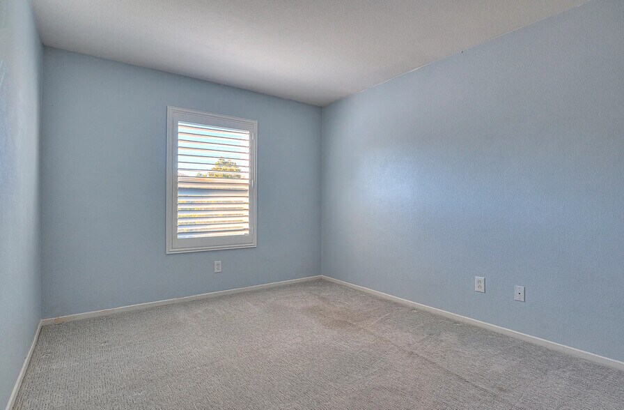 Building Photo - 725 Vista Santo Thomas