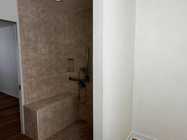 Building Photo - Spacious All Brick 4/3 in Whisper Creek