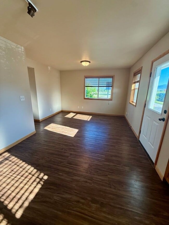 Building Photo - 3 Bedrooms 2 1/2 Bathroom Townhouse