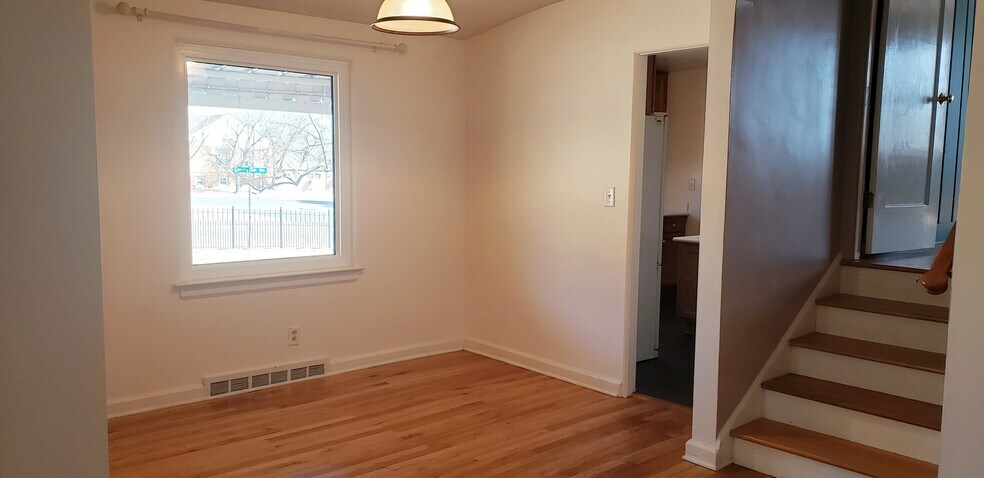 Dining area - 901 Country Club Ave