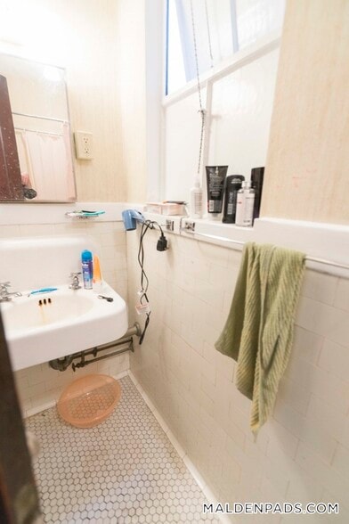 Building Photo - 17-19-19 Washington St S