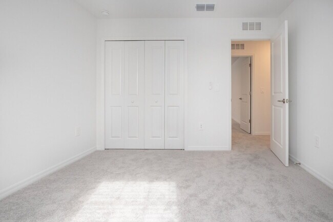 Building Photo - Lakeside Luxury in Parrish - 5 Bedroom BRA...