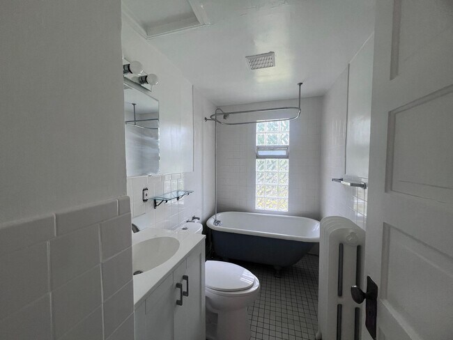 Building Photo - Spacious 2 bedroom Duplex with a bonus room!
