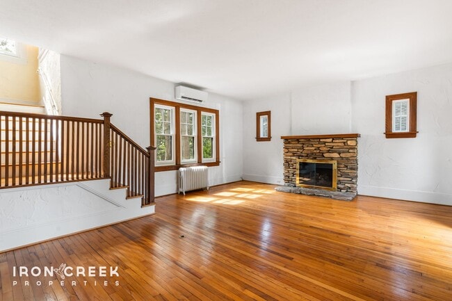 Building Photo - Charming Tudor Home in Historic Grove Park...