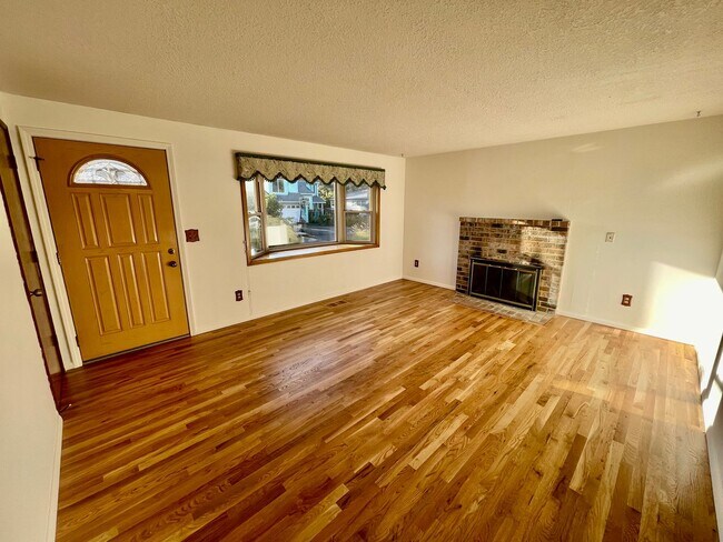 Building Photo - Beautiful 2bd/1bath South Tabor Home with ...