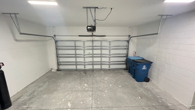 Building Photo - AWESOME 3 Bedroom, 2 Bathroom Home in Beautiful Palm Bay!!