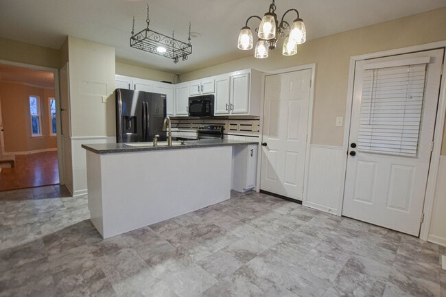 Building Photo - Pet Friendly Four Bedroom!