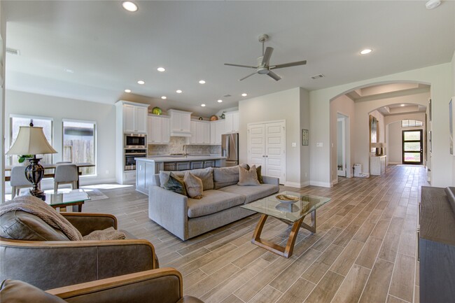 Building Photo - 1930 Creekwood Cv