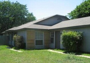 Building Photo - 8703 Piney Point Dr