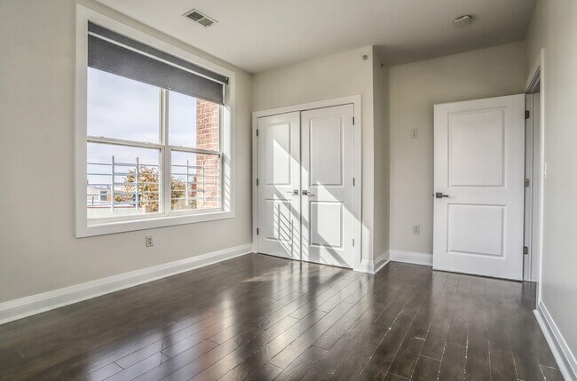 Building Photo - 1901 Summit Ave