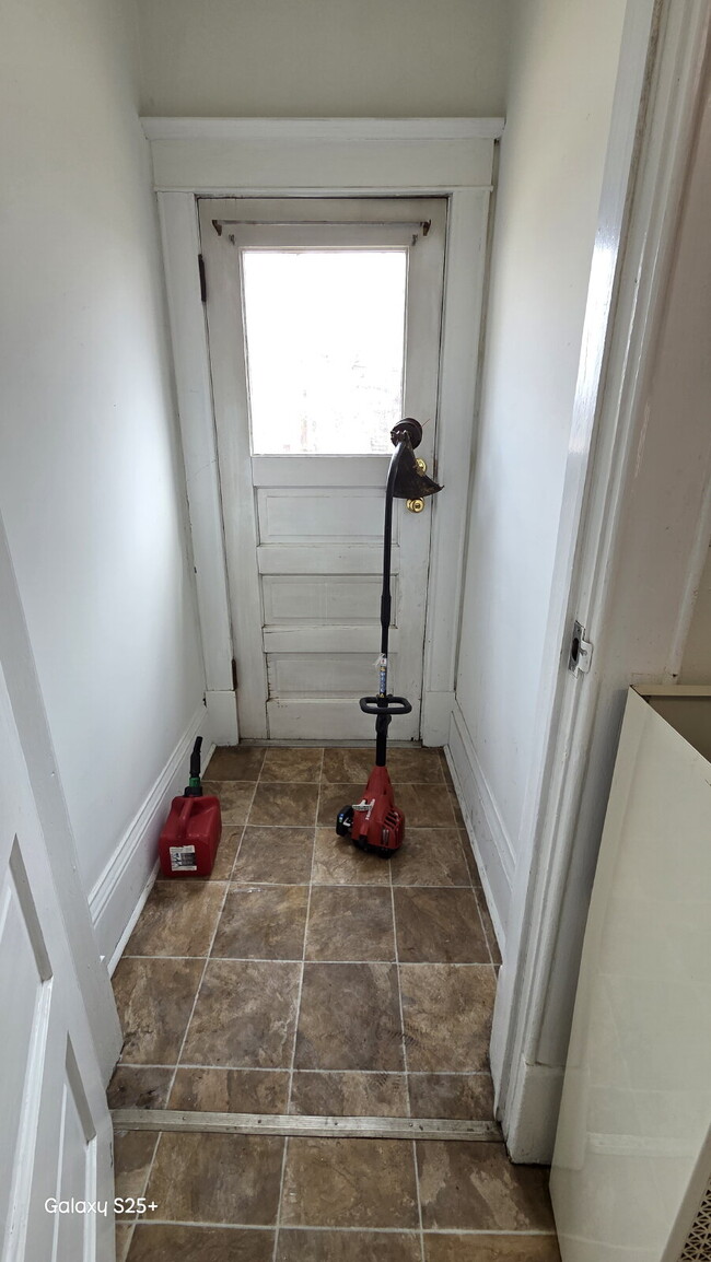 Building Photo - 6 Bed 2 bath FRESH PAINT - Single Family H...
