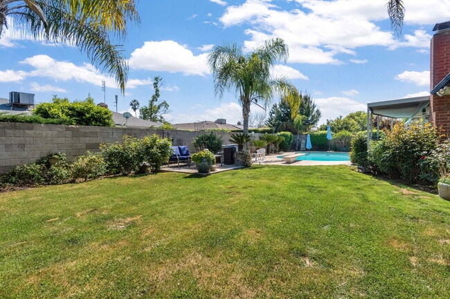 Building Photo - 6286 N 10th St