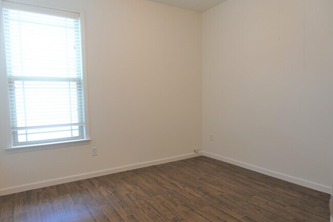 Building Photo - 176 Bur Oak Dr