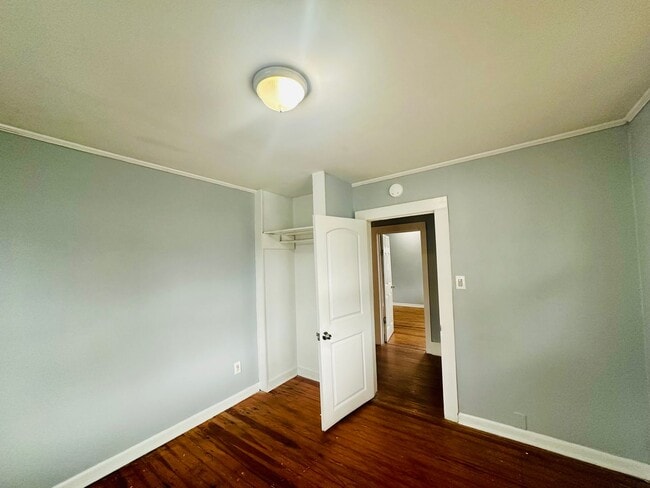 Building Photo - DOWNTOWN - 3 Bedroom/1 Bath - Located clos...