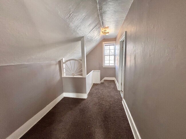 Building Photo - 726 W Military Ave