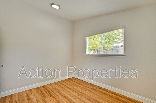 Building Photo - 1125 Burgoyne St