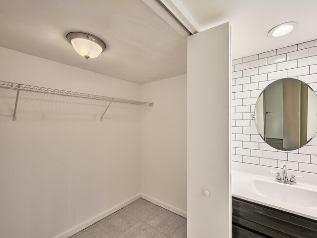 Building Photo - 6040 Glendale Dr