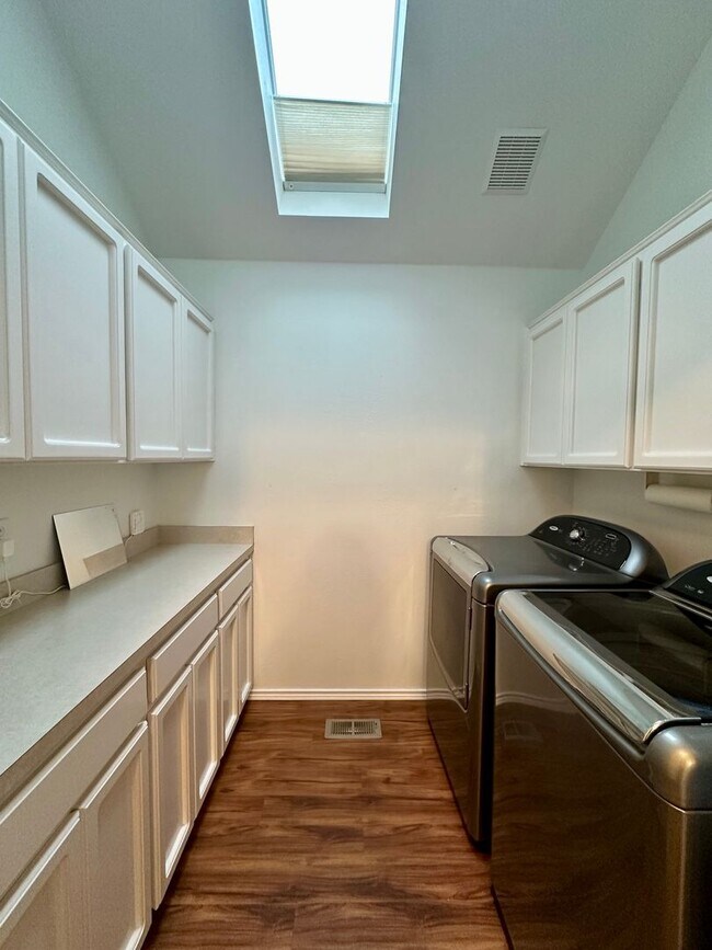 Building Photo - Large Three Bedroom Home in the Cinnamonwood Estates