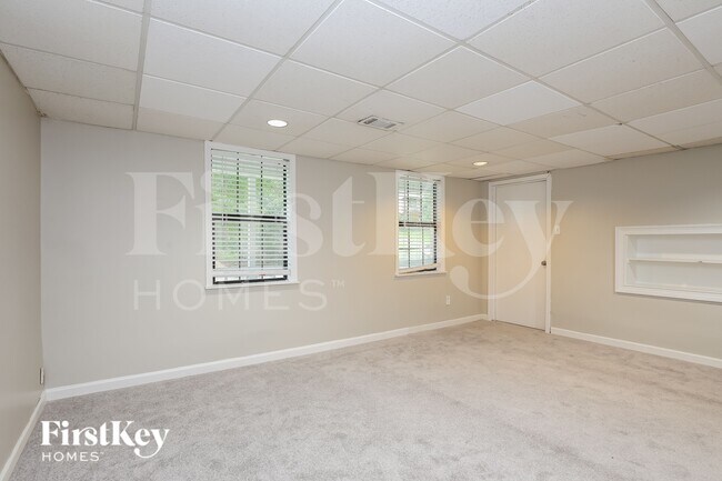 Building Photo - 3800 Charlotte Dr