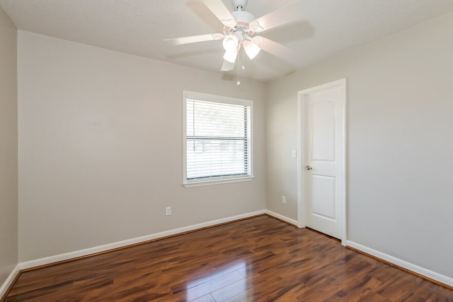 Building Photo - 4946 Irish Moss Dr S