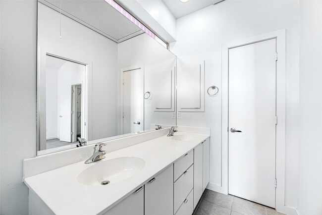 Building Photo - 3 N Ennis St