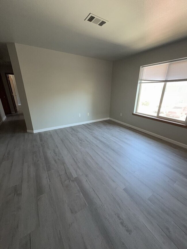 Building Photo - Cute 2 bedroom 1 bath Apartment