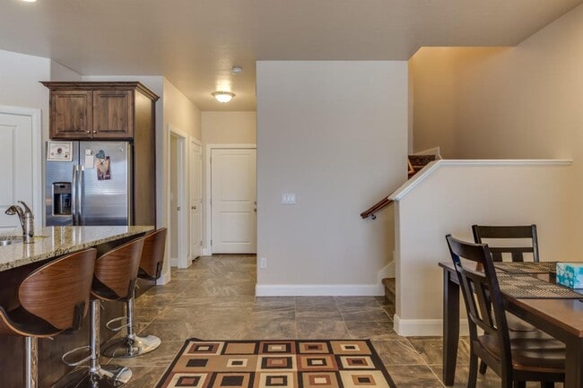 Building Photo - Spacious 3 Bedroom Home