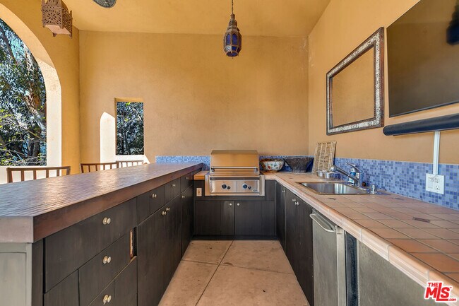 Building Photo - 6203 Temple Hill Dr