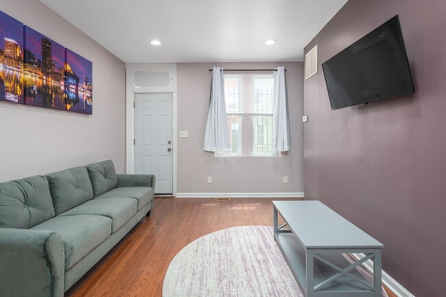 Building Photo - Beautiful 2 Bedroom in Baltimore, Fully Fu...