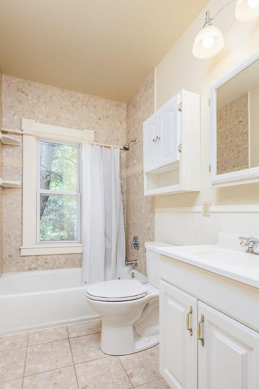 Building Photo - 238 Dale St N