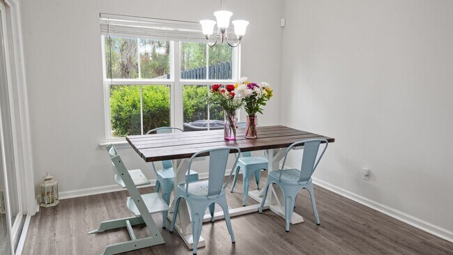 Building Photo - Stylish 3 Bedroom Townhome in The Commons – Richmond Hill Living at Its Finest