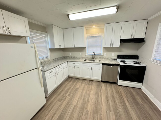Building Photo - 2Bd/1Ba Fully Renovated 2024 House with Fe...