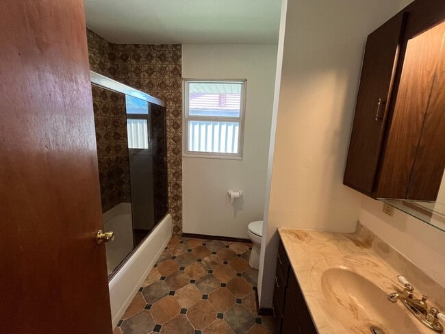Building Photo - Three bedroom in Godfrey