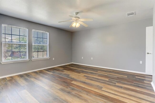 Building Photo - 5913 Silver Screen Dr