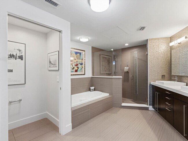 Building Photo - Large Corner Unit at STAR TOWER!