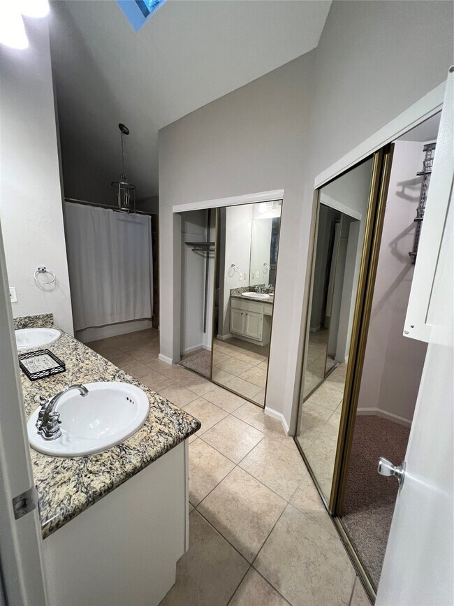 Building Photo - 5 Spurwood Ct