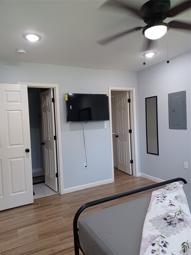 Building Photo - 5815 Schevers St