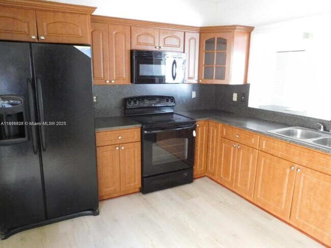 Building Photo - 3 bedroom in North Miami FL 33179