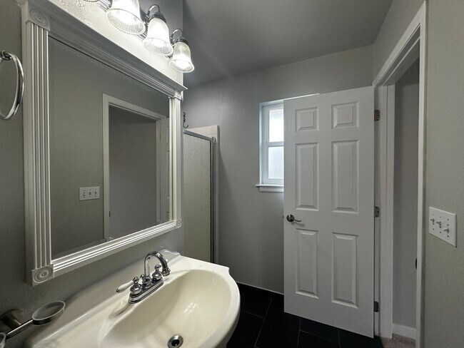 Building Photo - 4324 Hoyt Ave