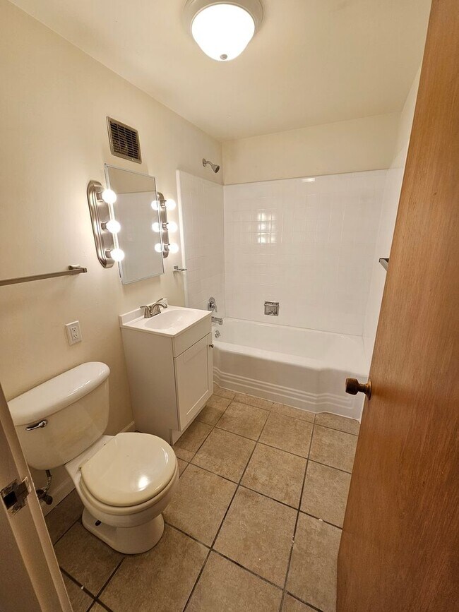 Building Photo - Newly Renovated One Bedroom Apartment- FREE rent for the month of July!