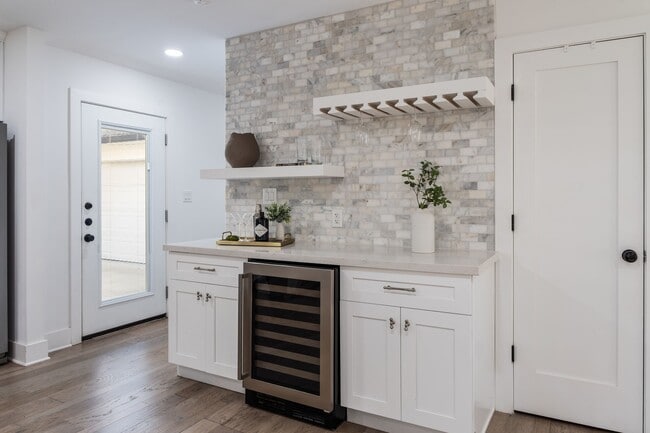 Building Photo - 2501 Briarhurst Dr