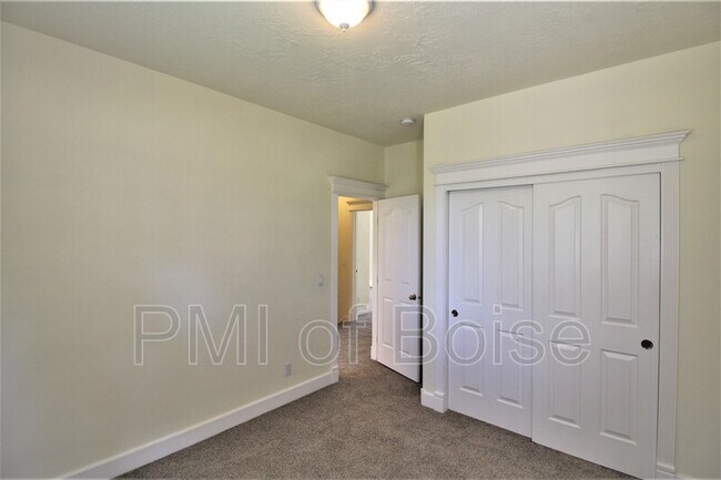 Building Photo - 85 S Linder Rd